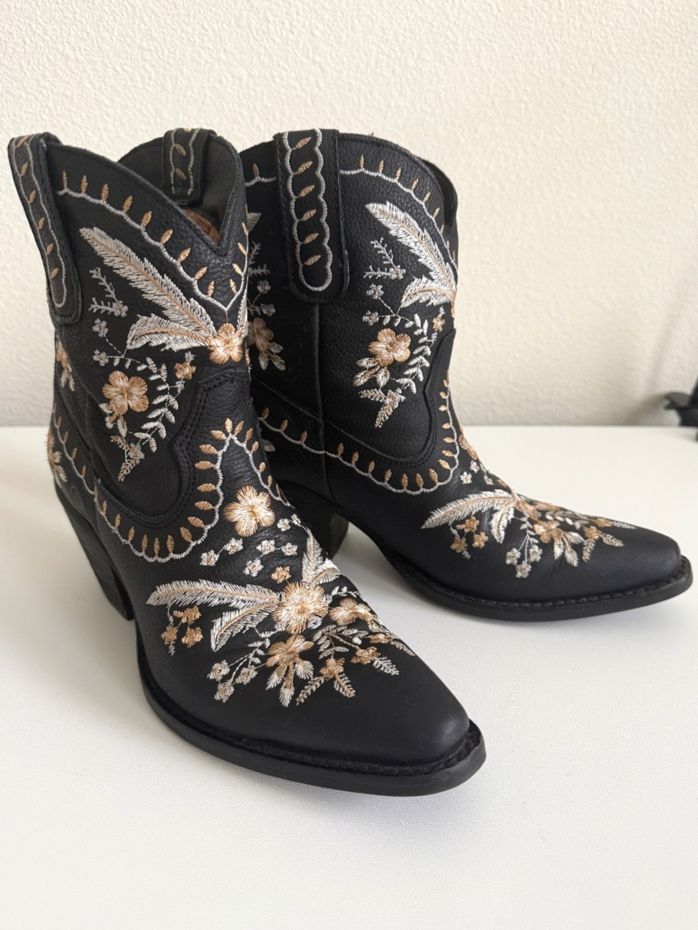Dingo Primrose Floral Embroidered Snip Toe Pull On Cowgirl Booties Size 8M
